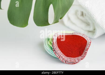 Arrondis réutilisables. Tampons de maquillage pour le visage des yeux en tissu pour une vie durable sans gaspillage Banque D'Images