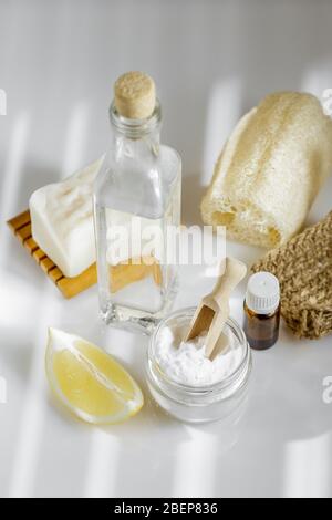 Outils et ingrédients écologiques pour le nettoyage de maison. Vinaigre blanc, bicarbonate de soude et citron, savon naturel solide, huile aromatique et éponge luffa sur le Banque D'Images