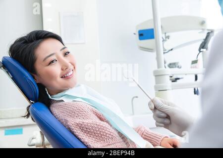 Le dentiste a donné de jeunes femmes Banque D'Images