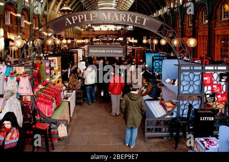 LONDRES, Royaume-Uni - 18 JANVIER : vue sur le marché Apple à Covent Garden le 18 janvier 2015 à Londres, Royaume-Uni. Autrefois un marché, il l'est aujourd'hui Banque D'Images