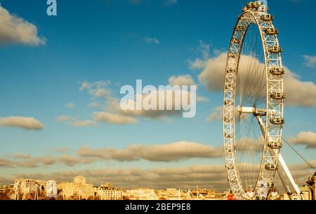 LONDRES, ROYAUME-UNI - 19 JANVIER : The London Eye le 19 janvier 2015 à Londres, Royaume-Uni. C'est la plus grande roue Ferris d'Europe avec 135 m Banque D'Images