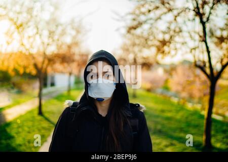 Personne déprimée avec peur portant un masque de N 95 pour prévenir la maladie sous forme de printemps.pandémie de coronavirus.panique et peur de l'infection.Emotiona Banque D'Images