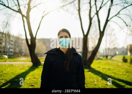 Personne déprimée effrayée portant un masque pour prévenir la maladie sous forme de printemps.Coronavirus panique et peur de l'infection.affectif Banque D'Images