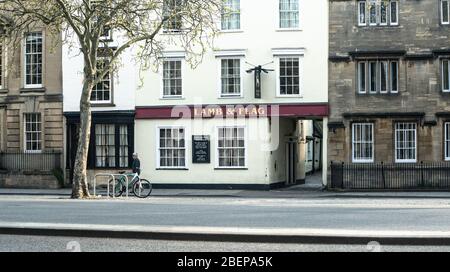 Agneau et drapeau, St Giles, Oxford, Oxfordshire, Royaume-Uni. Rues désertes le dimanche de Pâques ensoleillé, seulement quelques personnes qui font de l'exercice sont dehors. Banque D'Images