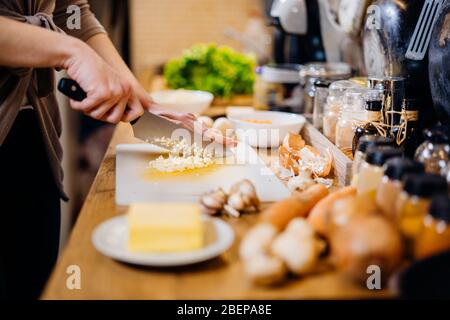 Hacher de l'ail frais.Ingrédients pour cuisiner des aliments avec de l'ail.aliments sains pour un système immunitaire solide.avantages pour la santé.préparer de l'ail sur planche en bois Banque D'Images