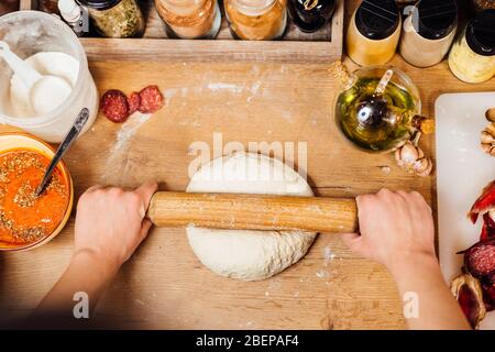 Femme maison faisant rapidement la pâte croquante à pizza croquante maison à la main. Sans gluten.intolérance au gluten.substitution de carb faible.Ingrédients f Banque D'Images