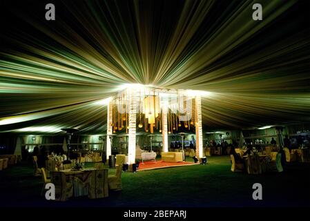Le beau programme culturel décorations, décorations de mariage, accessoires, fête avec un modèle traditionnel indien. Banque D'Images
