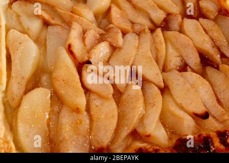 Tarte maison à la poire et à la cannelle. Banque D'Images