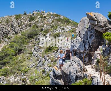 Les gens grimpent sur le sentier marqué jusqu'au sommet du mont Calamorro, le point le plus élevé au-dessus de Benalmadena et Arroyo de la miel, Costa del sol, province de Malaga Banque D'Images