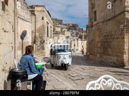 Cannes, France - 20 septembre 2019 : les touristes sur un Piaggio Ape Calessino utilisé comme taxi touristique dans les Sassi di Matera un quartier historique de la ville Banque D'Images