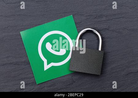 LONDRES, Royaume-Uni - 29 MARS 2017 : logo WhatsApp sur les réseaux sociaux avec cadenas de sécurité Banque D'Images