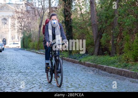 Leipzig. 1 avril 2020. Photo symbolique sur le sujet de la pandémie de corona, Covid-19 - une femme porte un respirateur FFP2 et est en vélo dans la rue, prise le 1 avril 2020 à Leipzig. A créé la photo symbolique. | utilisation dans le monde crédit: dpa/Alay Live News Banque D'Images