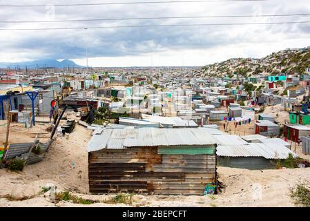 Une vue sur le canton appelé Khayelitsha à la périphérie du Cap, en Afrique du Sud. Les cabanes reposent sur un sol sablonneux et sur des collines. C'est l'une des plus grandes villes d'Afrique. Banque D'Images