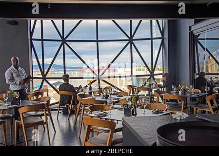 Le restaurant du niveau 6 offre une vue imprenable et de la nourriture. Le Zeitz Museum of Contemporary Art Africa est un musée d'art contemporain situé au bord de l'eau de V&A au Cap, en Afrique du Sud. C'est le plus grand musée d'art contemporain africain au monde. Banque D'Images