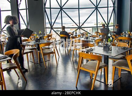 Le restaurant du niveau 6 offre une vue imprenable et de la nourriture. Le Zeitz Museum of Contemporary Art Africa est un musée d'art contemporain situé au bord de l'eau de V&A au Cap, en Afrique du Sud. C'est le plus grand musée d'art contemporain africain au monde. Banque D'Images