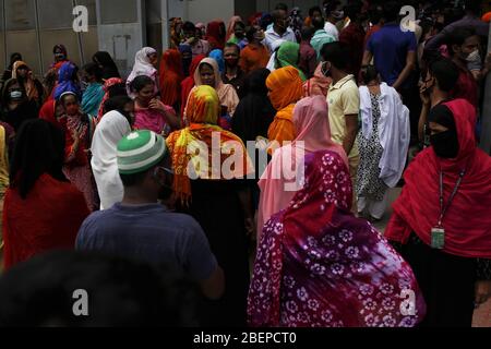 Dhaka, Bangladesh. 15 avril 2020. Les travailleurs du vêtement prêts à l'emploi exigent un salaire devant une usine de vêtements lors du maintien imposé par le gouvernement à Dhaka. Crédit: MD Mehedi Hasan/ZUMA Wire/Alay Live News Banque D'Images