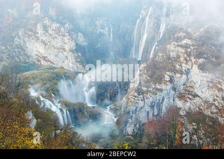 La grande chute d'eau (Veliki Slap) et les chutes d'eau de Sastavci dans la brume matinale. Parc national des lacs de Plitvice, Croatie, novembre 2015. Banque D'Images