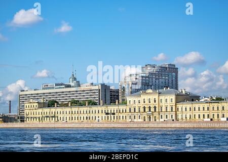 Saint-Pétersbourg, Russie, été 2019 : Neva River, Pirogovskaya Embankment, la construction de l'hôpital clinique militaire Banque D'Images