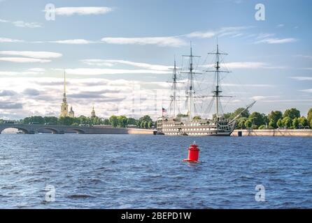 Saint-Pétersbourg, Russie, été 2019 : vue de la rivière Neva à la frégate Grace, au pont de Tuchkov et à la forteresse de Pierre et Paul Banque D'Images