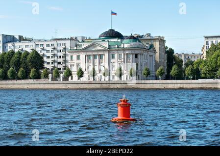 Saint-Pétersbourg, Russie, été 2019: Vue de la rivière Neva à la banque Petrovskaya et la résidence du représentant du Président du TH Banque D'Images