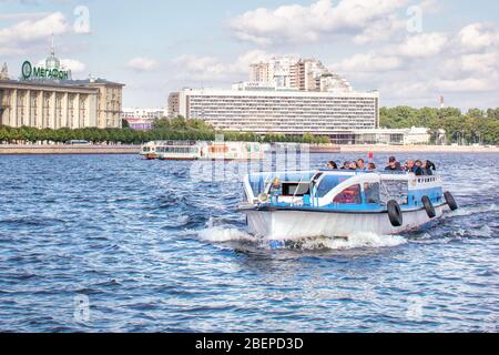 Saint-Pétersbourg, Russie, été 2019 : bateau touristique et bateau touristique sur la rivière Neva Banque D'Images