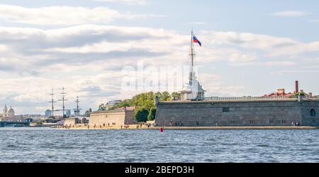 Saint-Pétersbourg, Russie, été 2019 : forteresse Pierre et Paul, plage près de la forteresse et vue sur la ville de Saint-Pétersbourg Banque D'Images