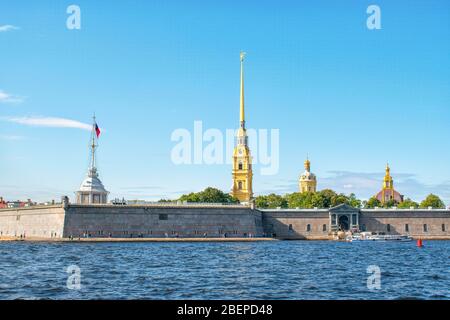 Saint-Pétersbourg, Russie, été 2019: Vue sur la jetée pour les bateaux de tourisme et les spiers des cathédrales de la forteresse Pierre et Paul Banque D'Images