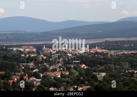 Vue depuis le Koitsche (375 mètres de haut de colline boisée avec auberge de montagne) à la ville de Zittau dans le? U ? Premier sud-est de Saxe dans le Dreil? Ndereck Allemagne-Pologne, prise le 20.08.2019. Les tours Zittau (lr) sont particulièrement visibles de loin : Johanneum, Klosterkirche, Johanniskirche et Rathaus Tower. Photo: Peter Zimmermann | usage dans le monde entier Banque D'Images