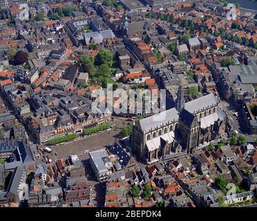 Haarlem, Hollande, 14 mai 1992 : photo aérienne historique de la Grote Kerk ou St.Bavokerk, une église protestante réformée et ancienne cathédrale catholique Banque D'Images