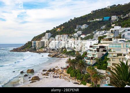 Clifton est une banlieue riche du Cap, en Afrique du Sud. C'est un quartier résidentiel exclusif et abrite l'immobilier le plus cher d'Afrique du Sud, avec des habitations nichées sur des falaises qui ont une vue panoramique sur l'océan Atlantique. Les quatre plages de Clifton sont l'une des rares zones bien protégées contre le vent notoire du sud-est, qui a beaucoup à voir avec sa popularité auprès des baigneurs. Banque D'Images