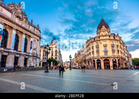 Place du Théâtre avec l'Opéra sur la gauche et l'Hôtel Carlton sur la droite, Lille, France Banque D'Images