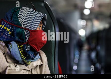 Bandung, Indonésie. 15 avril 2020. Un passager portant un masque facial est assis à l'intérieur d'un train à une gare, au milieu de la propagation de l'épidémie de coronavirus (COVID-19) à Bandung, Java Ouest, Indonésie, 15 avril 2020. (Photo d'Agvi Firdaus/INA photo Agency/Sipa USA) crédit: SIPA USA/Alay Live News Banque D'Images