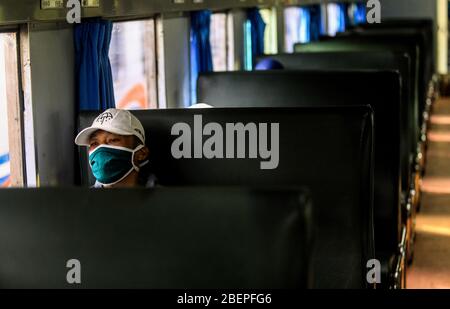 Bandung, Indonésie. 15 avril 2020. Le masque de port des passagers est situé à l'intérieur d'un train à une gare, au milieu de la propagation de l'épidémie de coronavirus (COVID-19) à Bandung, Java Ouest, Indonésie, 15 avril 2020. (Photo d'Agvi Firdaus/INA photo Agency/Sipa USA) crédit: SIPA USA/Alay Live News Banque D'Images