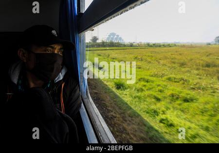 Bandung, Indonésie. 15 avril 2020. Le masque de port des passagers est situé à l'intérieur d'un train à une gare, au milieu de la propagation de l'épidémie de coronavirus (COVID-19) à Bandung, Java Ouest, Indonésie, 15 avril 2020. (Photo d'Agvi Firdaus/INA photo Agency/Sipa USA) crédit: SIPA USA/Alay Live News Banque D'Images