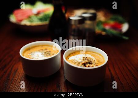 Soupe végétarienne de citrouille et crème de carotte d'automne avec graines, croutons émiettés et épices séchées.soupe de courge butternut recette, keto héAlt végétarien Banque D'Images