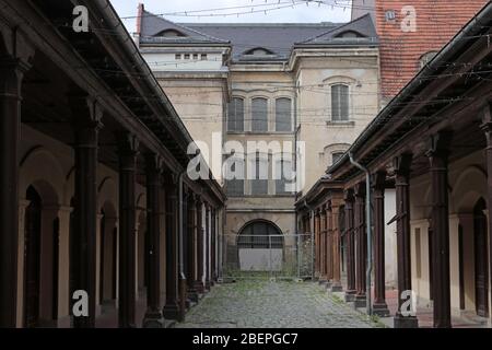 Vue sur les 'banques à manger' historiques à quelques pas de la place de l'hôtel de ville de Reichenberger Strasse à Zittau le 17 août 2019. Leur existence remonte à l'origine de la ville. À ce stade, les bouchers ont été autorisés à offrir leurs marchandises certains jours de la semaine. De même, il y avait aussi des banques de pain, mais elles ne sont plus disponibles. Les bancs de viande, un passage avec des magasins sous une colonnade, ont été construits en 1838 sous leur forme actuelle. Ils sont l'une des dernières plantes survivantes de ce genre. Photo: Peter Zimmermann | usage dans le monde entier Banque D'Images