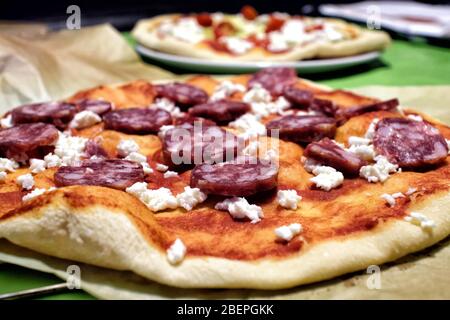Vue rapprochée sur la pizza maison avec salami Banque D'Images