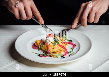 Omelette douce maison de Beginner Cook.petit déjeuner sain coloré à la maison.repas maison cuit servi.nourriture basse calorique, style de vie de carb manger dedans.keto m Banque D'Images