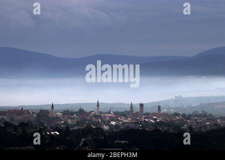 Vue depuis le Koitsche (375 mètres de haut de colline boisée avec auberge de montagne) à la ville de Zittau dans le? U ? Premier sud-est de Saxe dans le Dreil? Ndereck Allemagne-Pologne, prise le 20.08.2019. Les tours Zittau (lr) sont particulièrement visibles de loin : Johanneum, Klosterkirche, Johanniskirche et tour Rathaus, tandis que dans la brume matinale en arrière-plan devant les montagnes offre une atmosphère d'éclairage spéciale. Photo: Peter Zimmermann | usage dans le monde entier Banque D'Images