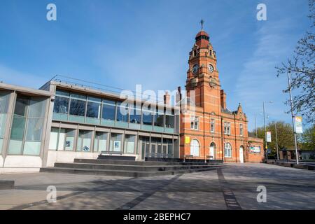 Sneinton Market Square et Victoria Leisure Centre, capturés lors du verrouillage du coronavirus en avril 2020, Nottingham City Notinghamshire Angleterre Royaume-Uni Banque D'Images