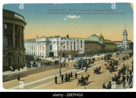 Carte postale historique: Saint-Pétersbourg - la capitale de l'Empire russe, Nevsky Prospekt et Gostiny Dvor. Une photo colorisée prise avant 1917. Banque D'Images