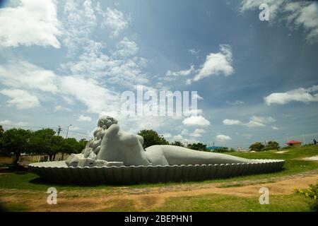 Sagarakanyaka ou Jalakanyaka ou Matsyakanyaka, l'immense sculpture d'une sirène, de plus de 35 m de long, faite par le célèbre sculpteur Kanayi Kunhiraman Banque D'Images