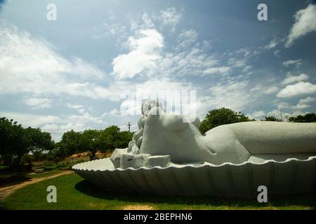 Sagarakanyaka ou Jalakanyaka ou Matsyakanyaka, l'immense sculpture d'une sirène, de plus de 35 m de long, faite par le célèbre sculpteur Kanayi Kunhiraman Banque D'Images