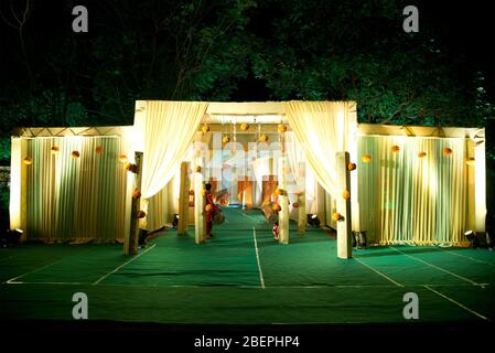 Le beau programme culturel décorations, décorations de mariage, accessoires, fête avec un modèle traditionnel indien. Banque D'Images