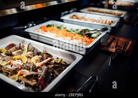 Variété de plats sains décorés et servis pour un dîner buffet spécial de célébration.régime kétogénique méditerranéen.poisson grillé et végétamol Banque D'Images