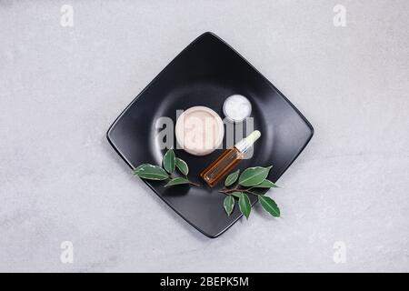 Produits de beauté en soin du skincare sur table en pierre légère. Acide hyaluronique, sérum visage en flacon et crème acide hyaluronique. Vue de dessus. Espace de copie à plat. Banque D'Images