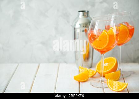 Aperol et ingrédients des boissons sur fond de bois Banque D'Images