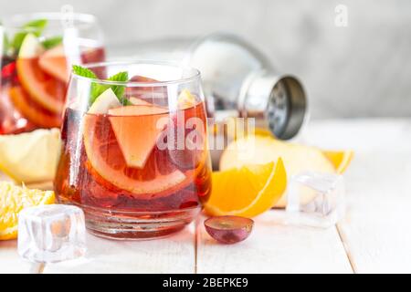 La sangria et les ingrédients dans les verres sur fond de bois Banque D'Images