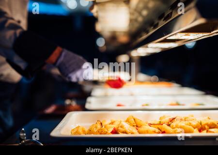 Il sert une variété de plats sains pour un dîner de fête spécial.régime équilibré méditerranéen.pommes de terre cuites et légumes côte dis Banque D'Images