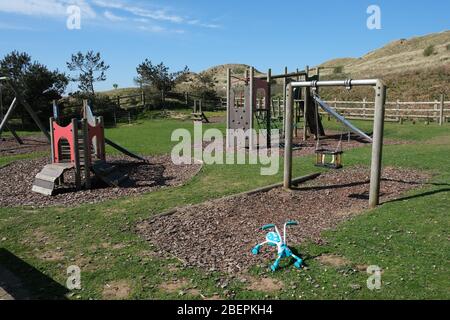 Gower, Swansea, Pays de Galles, Royaume-Uni. 15 avril 2020. Météo: Une aire de jeux fermée pour une belle journée ensoleillée près de Llangennith sur la péninsule de Gower, près de Swansea, au sud du Pays de Galles. Crédit: Gareth Llewelyn/Alay Live News Banque D'Images